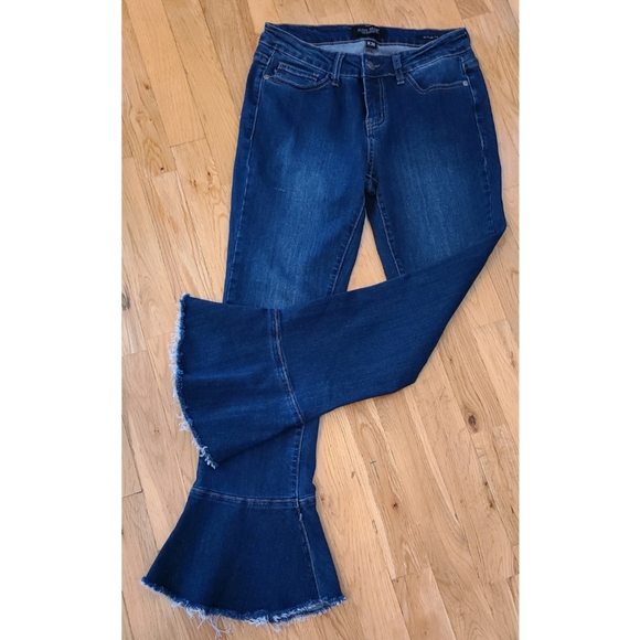 Judy Blue Crop Flare Fit Ruffle Hem Jeans Blue Size 26 - Picture 4 of 10